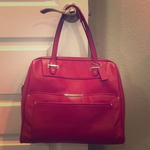 Small to medium sized tote. Great for traveling